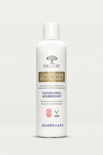 Druide Natural Conditioner flip top white plastic dispenser of 250 ml shown against a clear background.