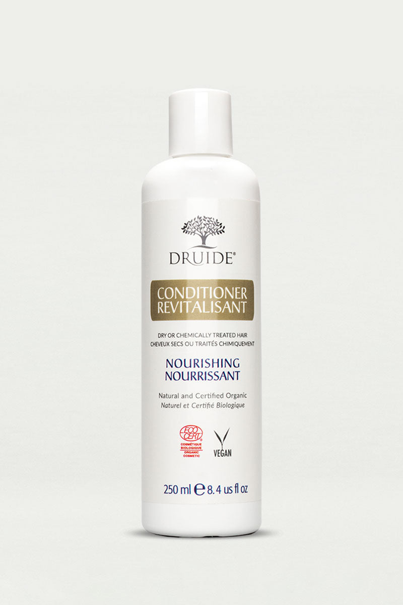 Druide Natural Conditioner flip top white plastic dispenser of 250 ml shown against a clear background.